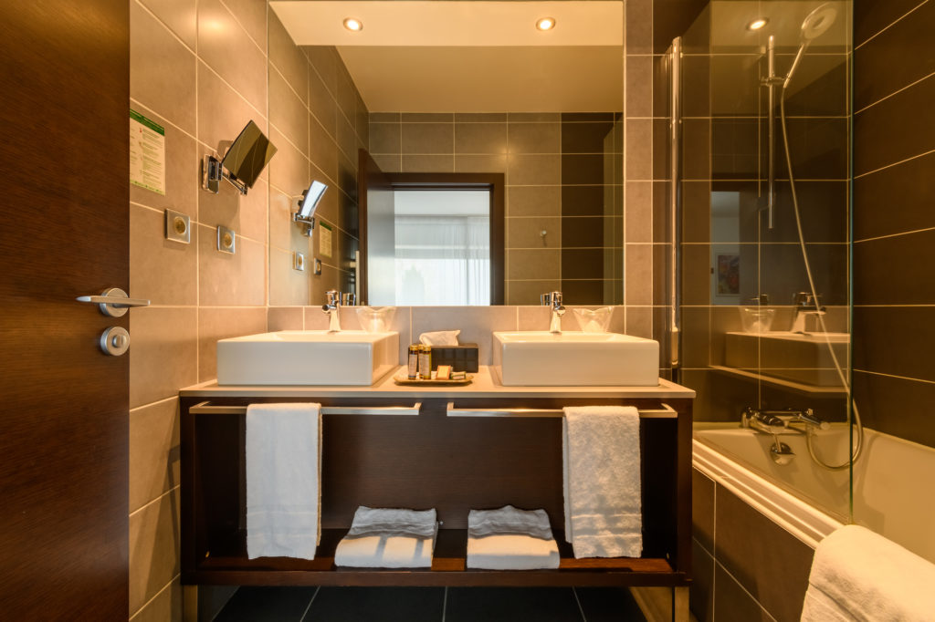 salle de bain avec double vasque hotel biscarrosse