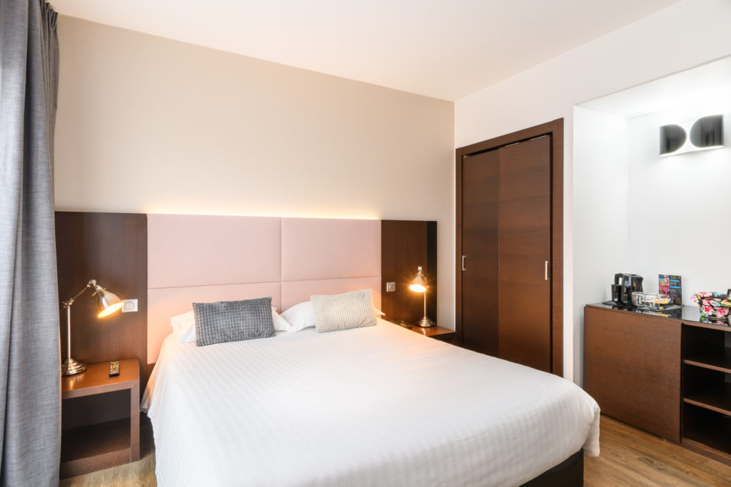 chambre moderne et élégante biscarrosse