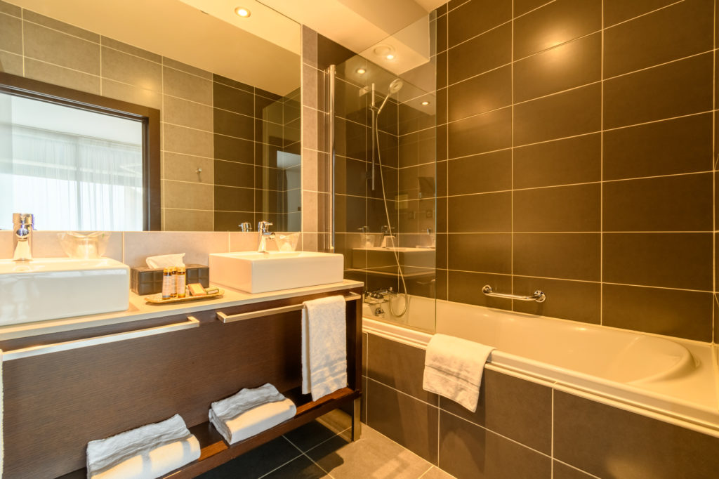 salle de bain avec double vasque hotel biscarrosse
