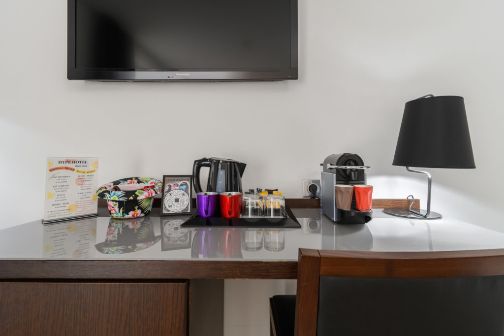 chambre avec espace de travail hotel biscarrosse