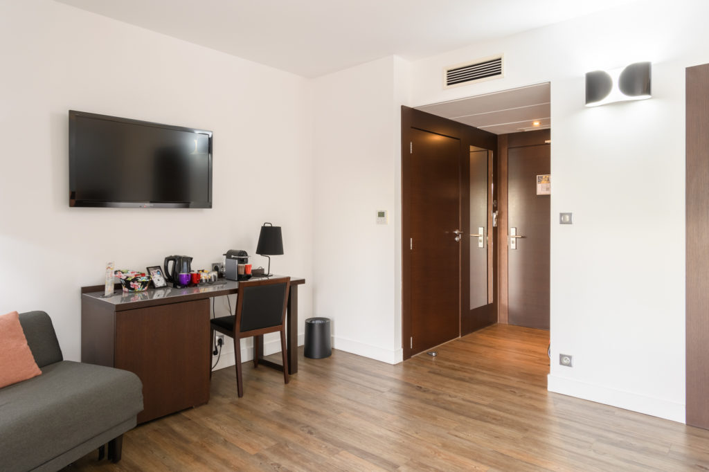 spacieuse chambre avec espace de travail hotel biscarrosse